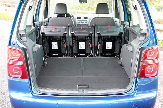 Auch ohne Sitzausbau passt schon einiges in den Touran