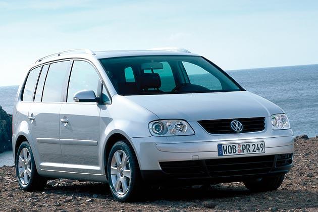 Die alte Touran-Version (unser Bild) hatte nur einen ganz feinen Chromrand am Grill