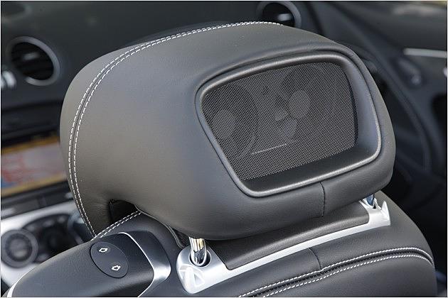 Zwei Propeller saugen Luft von der Rückseite der Kopfstützen