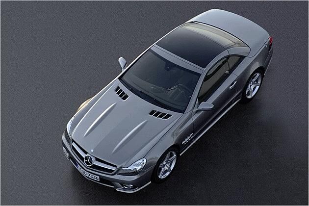 Von oben gut zu sehen: Die markanten Sicken auf der Motorhaube