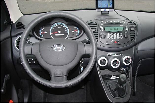 Cockpit der Classic-E-Version: Tristes Schwarz-Grau, viel Hartplastik