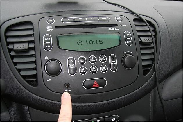 Lichtblick im Innenraum: Das serienmäßige CD-Radio mit Aux-Eingang