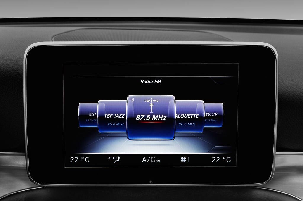 Mercedes C-Class (Baujahr 2017) AMG Line 2 Türen Radio und Infotainmentsystem