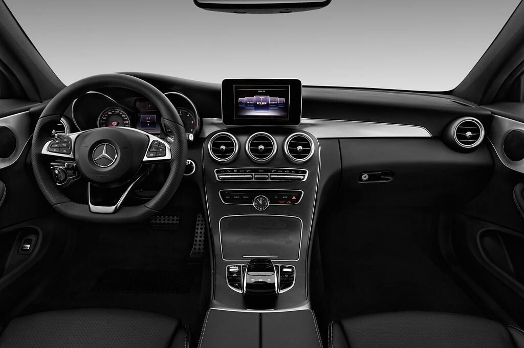 Mercedes C-Class (Baujahr 2017) AMG Line 2 Türen Cockpit und Innenraum