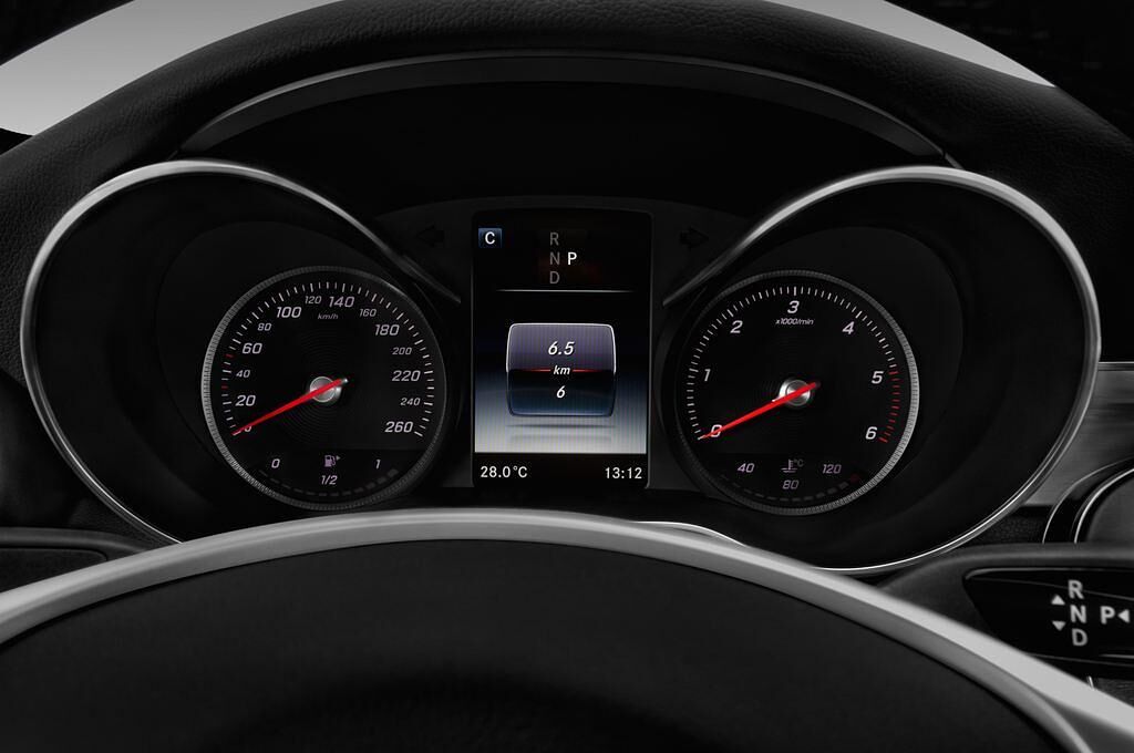 Mercedes C-Class (Baujahr 2017) AMG Line 2 Türen Tacho und Fahrerinstrumente