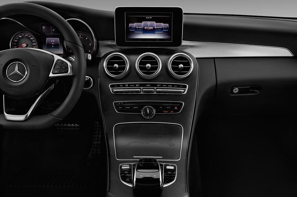 Mercedes C-Class (Baujahr 2017) AMG Line 2 Türen Mittelkonsole