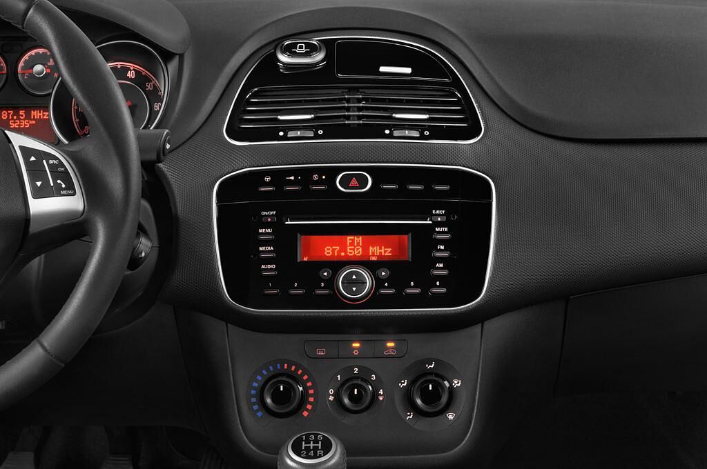 FIAT Punto (Baujahr 2014) Pop 5 Türen Mittelkonsole