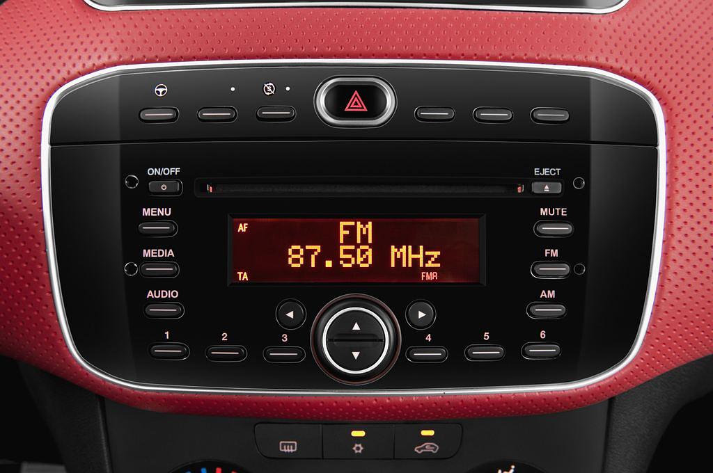 FIAT Punto Evo (Baujahr 2011) Dynamic 3 Türen Radio und Infotainmentsystem
