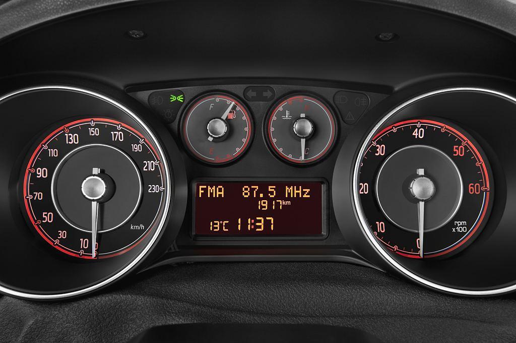 FIAT Punto Evo (Baujahr 2011) Dynamic 3 Türen Tacho und Fahrerinstrumente