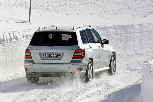 Das Anfahren auf glattem Untergrund wird von der 4Matic in Zusammenarbeit mit der Antriebs-Schlupfregelung erleichtert