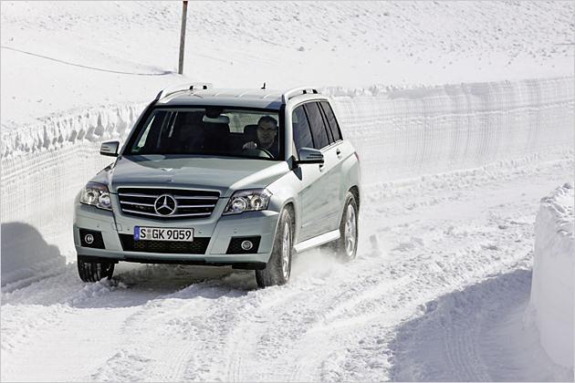 Der Mercedes GLK lehnt sich optisch an sein großes Vorbild G-Klasse an