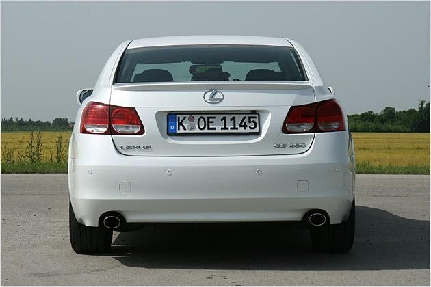 Zwei sichtbare Auspuffenden grüßen nach hinten