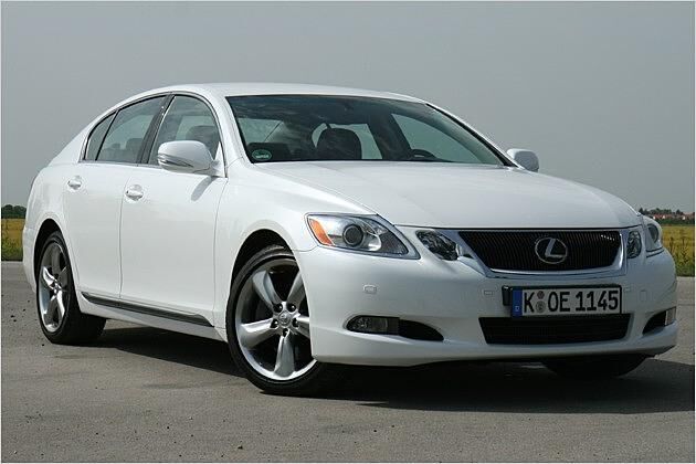 Vorn fallen die geteilten Scheinwerfer auf