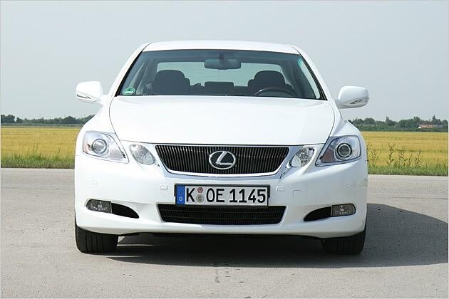 Die Frontschürze weist markante Lufteinlässe im unteren Bereich auf