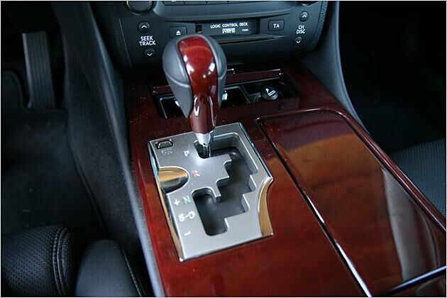 Der Wahlhebel verfügt über eine Gasse fürs manuelle Schalten