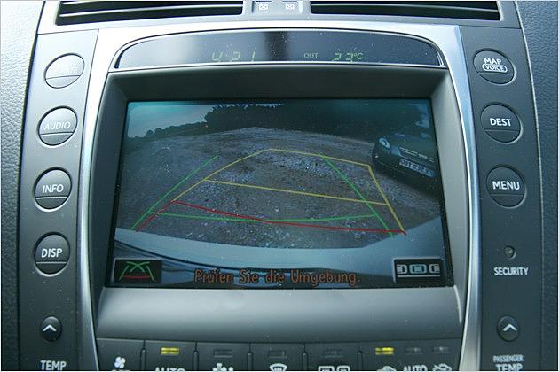 Es gibt eine Rückfahrkamera und eine liniengeführte Einparkhilfe