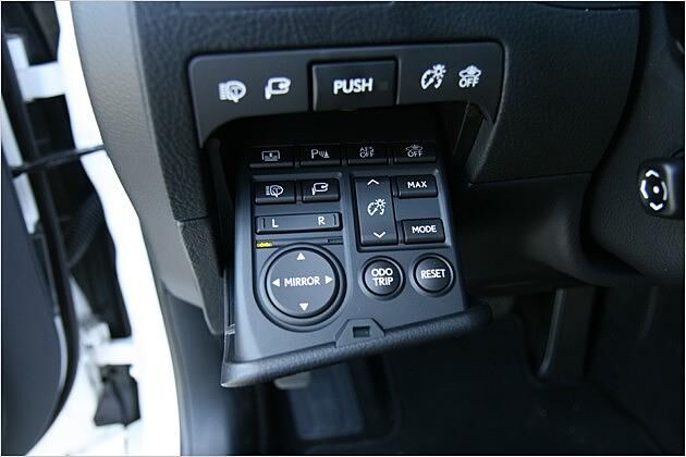 Links neben dem Lenkrad verbirgt sich ein Klapp-Paneel mit Tasten