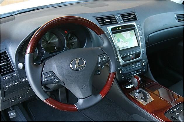 Wohn-Landschaft: Auf das Holz am Lenkrad könnten wir verzichten