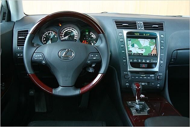 Leder und glattes Holz bestimmen das Interieur