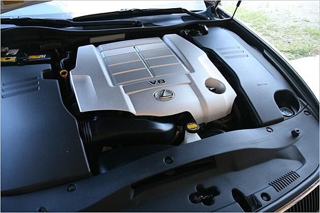 Gut verkleidet: Vom V8 bekommen wir nicht viel zu sehen