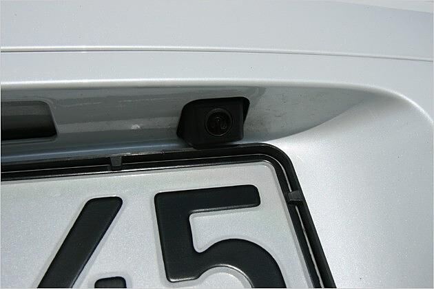 Die Linse der Rückfahrkamera verbirgt sich neben der Kennzeichenbeleuchtung