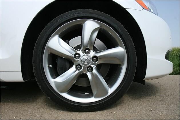 Auffällige Felgen im Fünf-Speichen-Design