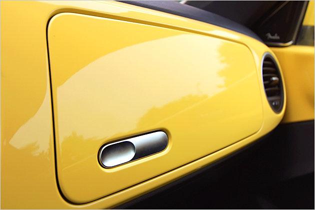 Die lackierten Oberflächen sind nett anzuschauen, aber auch kratzempfindlich