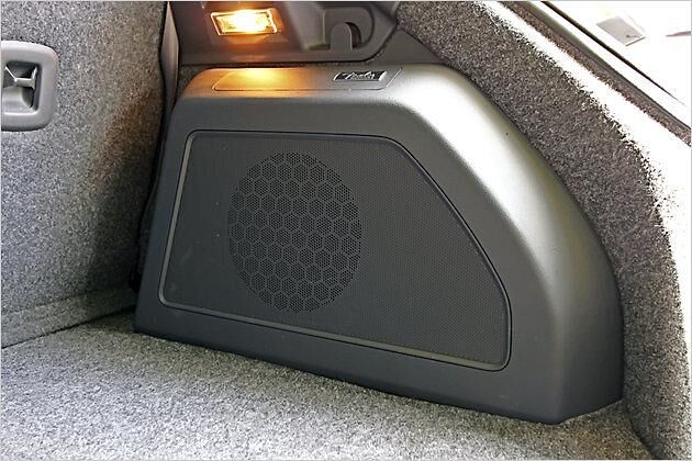 Wer das optionale Fender-Soundsystem ordert, muss im Kofferraum Platzeinbußen durch den Subwoofer hinnehmen