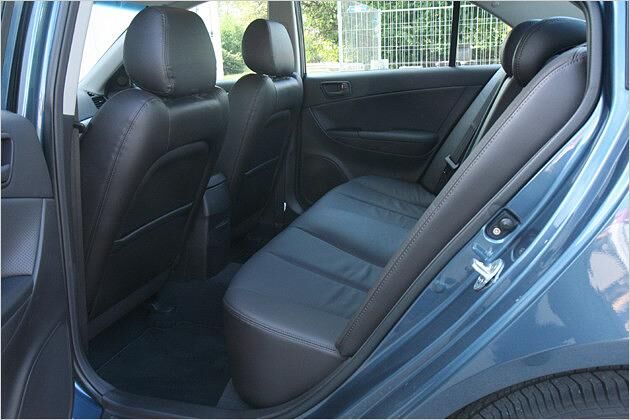 Die hintere Sitzbank ist für drei Personen ausgelegt