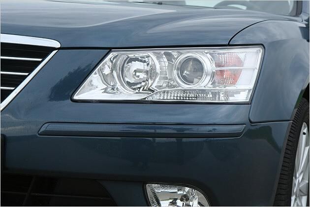 Die Scheinwerfer sind hinter Klarglas gelegt