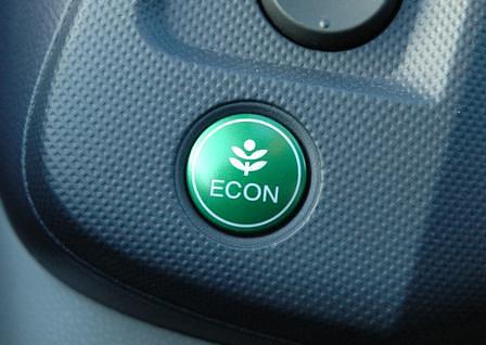 Der grüne Eco-Knopf im Honda Insight reduziert die Motorleistung um 4 Prozent