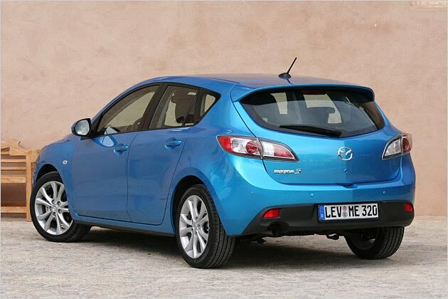 Ein Dachkantenspoiler sorgt für die sportliche Rückansicht