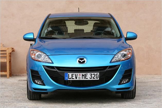 Der Kühlergrill ist deutlich gewachsen und wird von zwei weiter Lufteinlässen flankiert