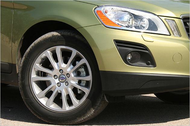 Serienmäßig rollt der Volvo auf 17-Zöllern