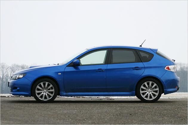 Eine Sicke oberhalb der Türgriffe akzentuiert die Seitenlinie