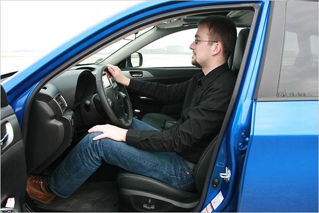 Für lange Personen steht das Lenkrad auch in der höchsten Position zu tief