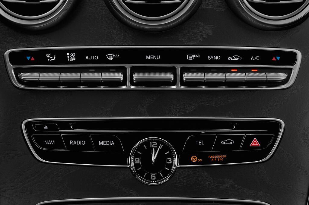 Mercedes C-Class (Baujahr 2017) AMG Line 2 Türen Temperatur und Klimaanlage