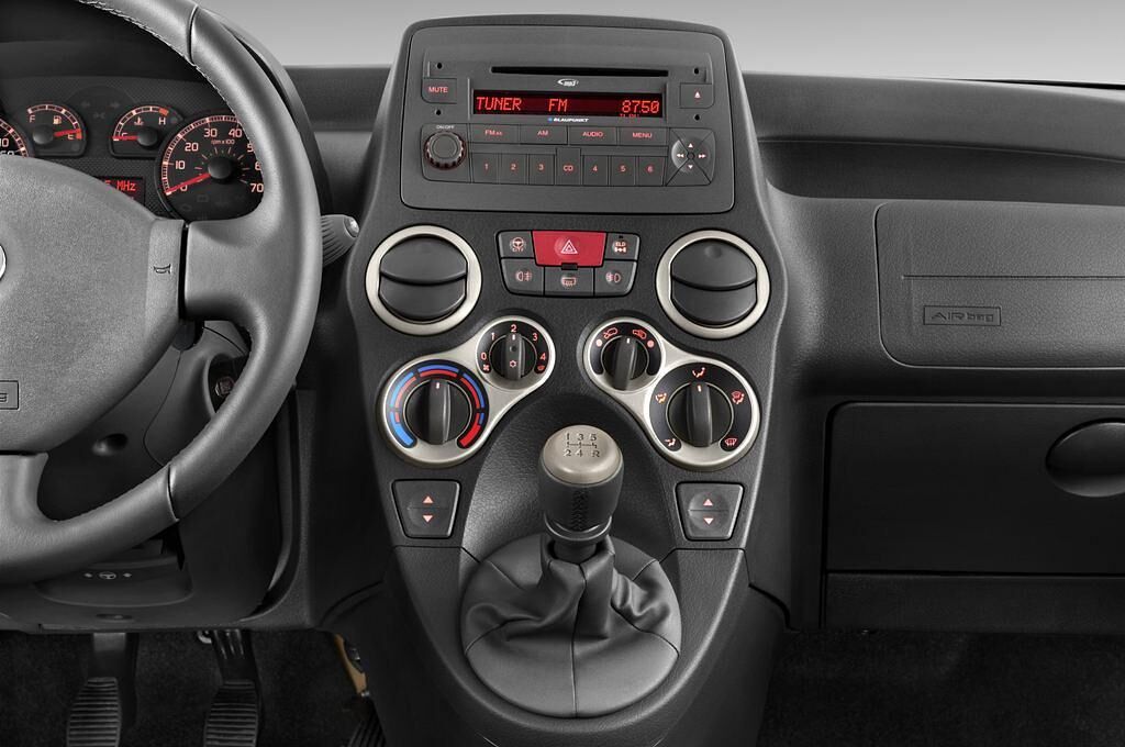 FIAT Panda (Baujahr 2010) Cross 5 Türen Mittelkonsole