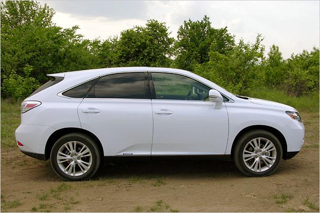 Mit 4,77 Meter ist der RX 450h im Vergleich zum Vorgänger um einen Zentimeter in die Länge gewachsen