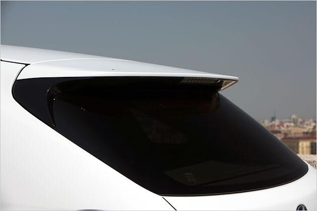 In den Heckspoiler sind die dritte Bremsleuchte und der Scheibenwischer integriert