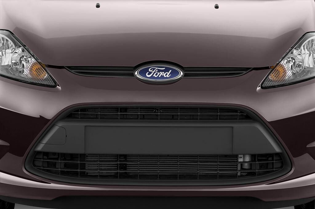 Ford Fiesta (Baujahr 2010) Titanium 5 Türen Kühlergrill und Scheinwerfer