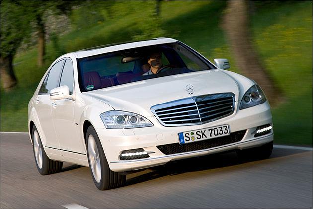 Die neuen Tagfahr-LEDs gibt´s beim S 400 Hybrid ab Werk