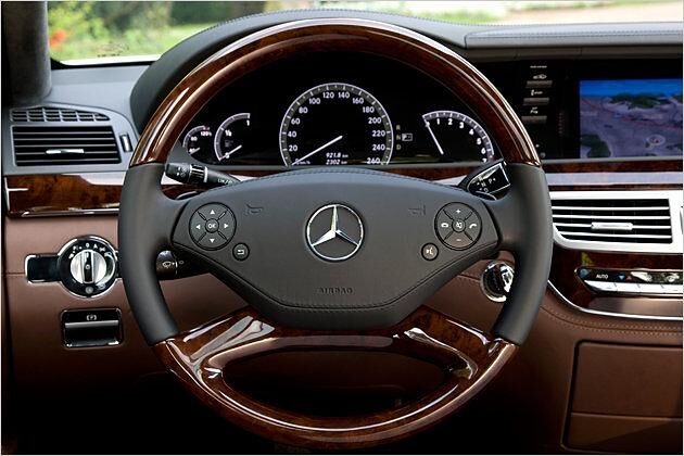 Edelholz und Leder sind die vorherrschenden Materialien