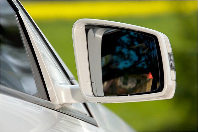 Das kleine Dreieck rechts im Glas ist die Anzeige des Totwinkelwarners