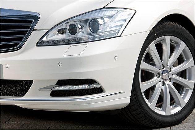 LED-Bänder in den Scheinwerfern und im Spoiler