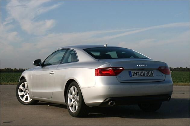 Die Rückleuchten laufen bis weit in die Heckklappe hinein