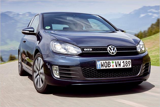 Der Kühlergrill ist mit zwei Chromstreben verziert - statt mit roten Leisten wie beim GTI