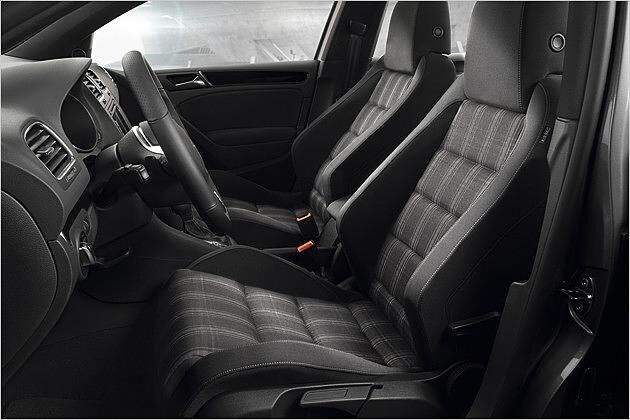 Die serienmäßigen Sportsitze gewähren guten Seitenhalt