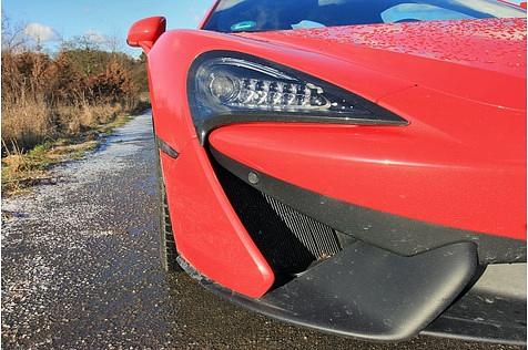 Die Front wirkt wie eine gewaltige Schneeschaufel.