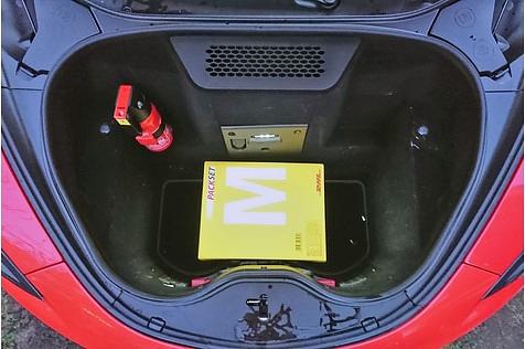 Ein Kasten Wasser oder ein M-Paket passen hier hinein.